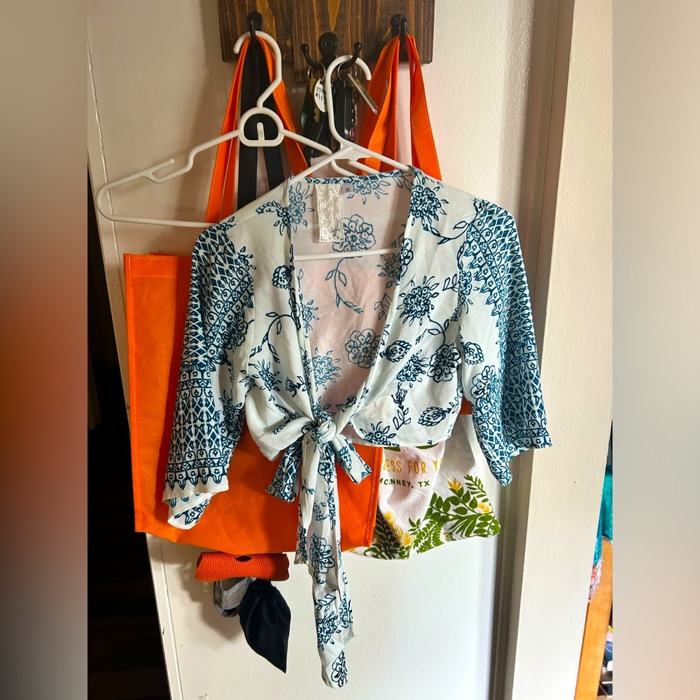 Sadie & Sage tie front top, blue and white, short sleeve, size small
